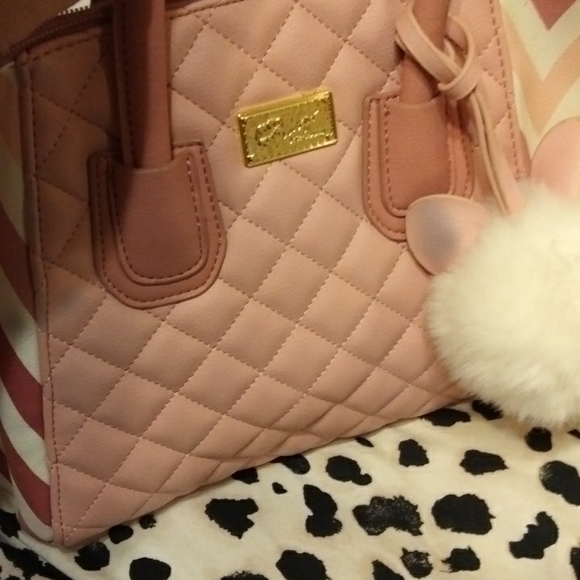 Iam selling a Betsey Johnson bag - Picture 3 of 8